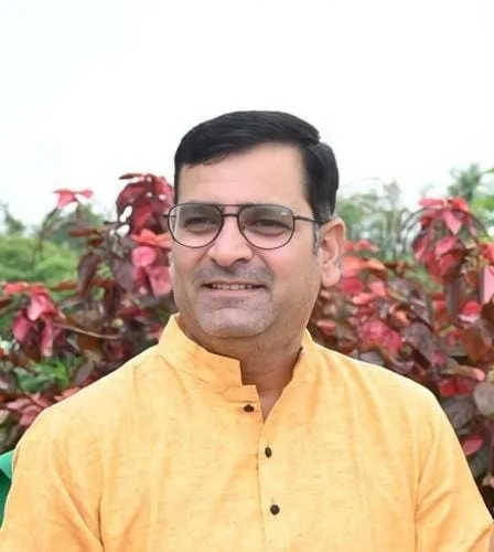 सेवा संकल्प अभियान : सेवा की कहानी पारिवारिक हकत्याग की रजिस्ट्री में अभिलाष को मिली 46,846 रुपये की राहत, बचत की पूरी राशि बहनों को दी उपहार में