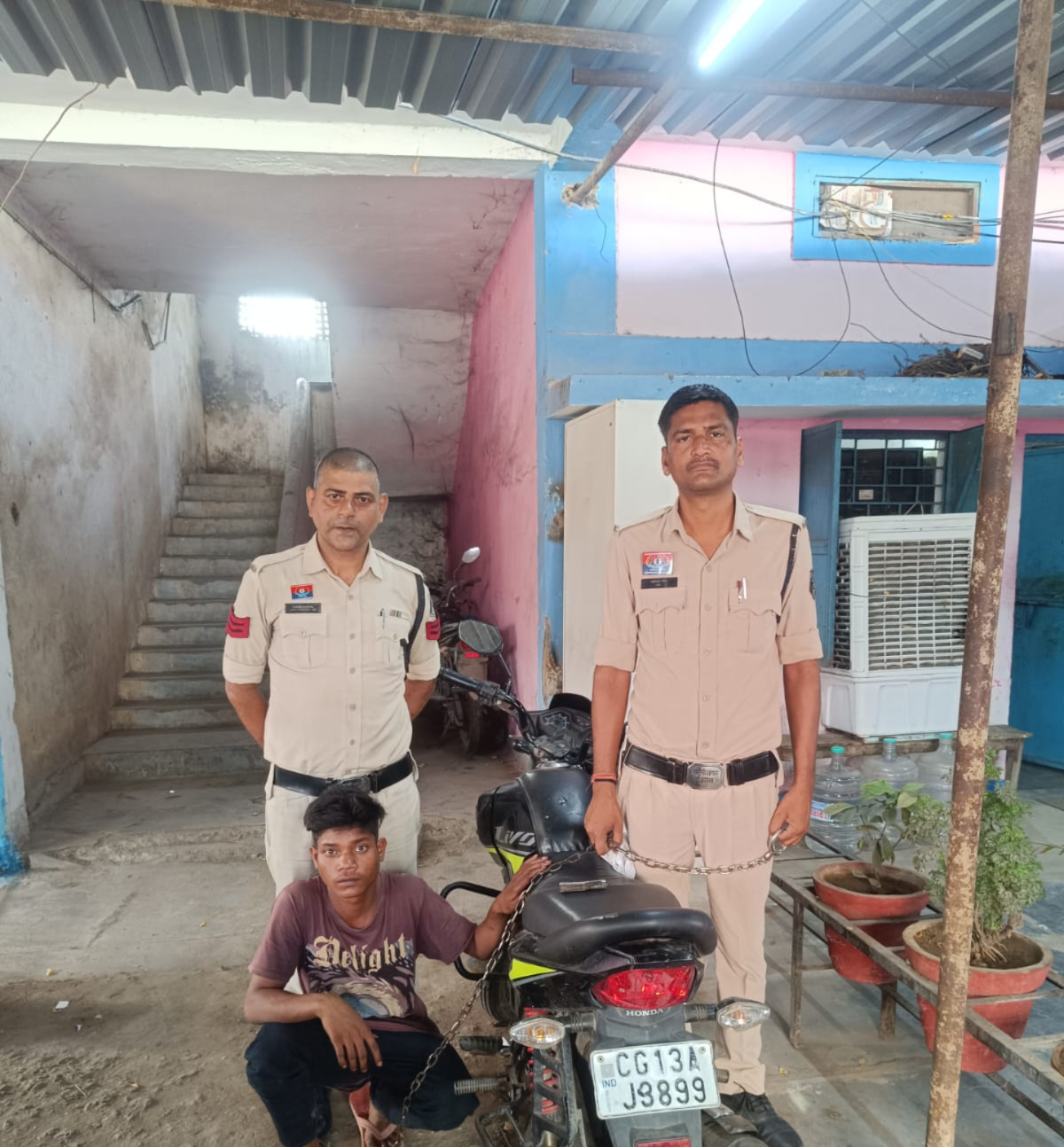 चोरी की बाइक के साथ आदतन बाइक चोर गिरफ्तार
