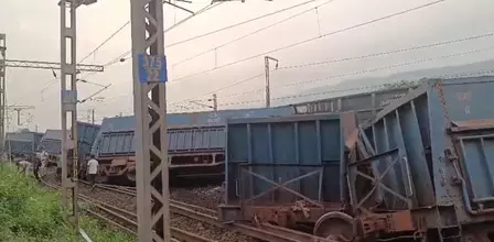 दो मालगाड़ियों की टक्कर, दर्जनों डिब्बे पटरी से उतरे