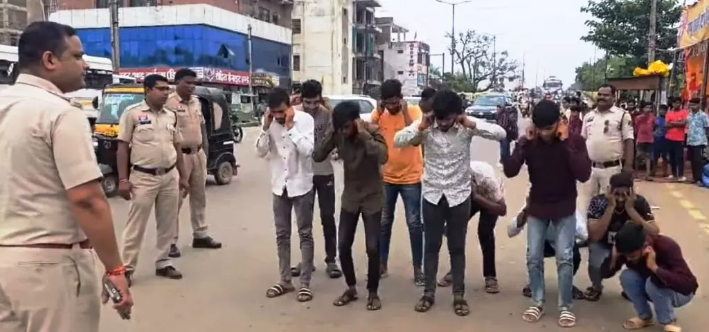बर्थडे पार्टी किया सड़क में, 10 लड़के गिरफ्तार