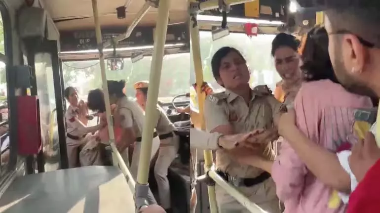 Delhi पुलिस ने कुत्तों को हटाने के सुप्रीम कोर्ट के आदेश का विरोध कर रही महिला कार्यकर्ता पर हमला,देखे वीडियो…