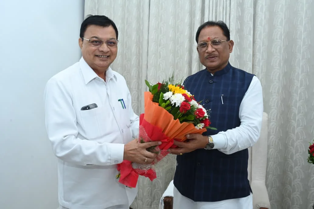 छत्तीसगढ़ फिर बड़े शराब घोटाले की ओर, सरकारी क्यूआर कोड से छेड़छाड़ को लेकर अवैध शराब खपाने की मुहीम तेज़, इस सेल्समेन ने तो 14 दिन में 1 करोड़ डलवाए खुद के खातों में, दर्जनों आबकारी अधिकारियों की भी बल्ले-बल्ले, सरकार भी मदहोशी में…