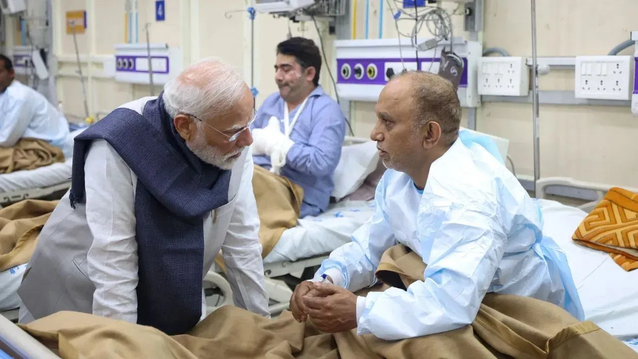 भूटान से लौटते ही LNJP हॉस्पिटल पहुंचे PM मोदी, घायलों को दिया इस बात का आश्वासन….