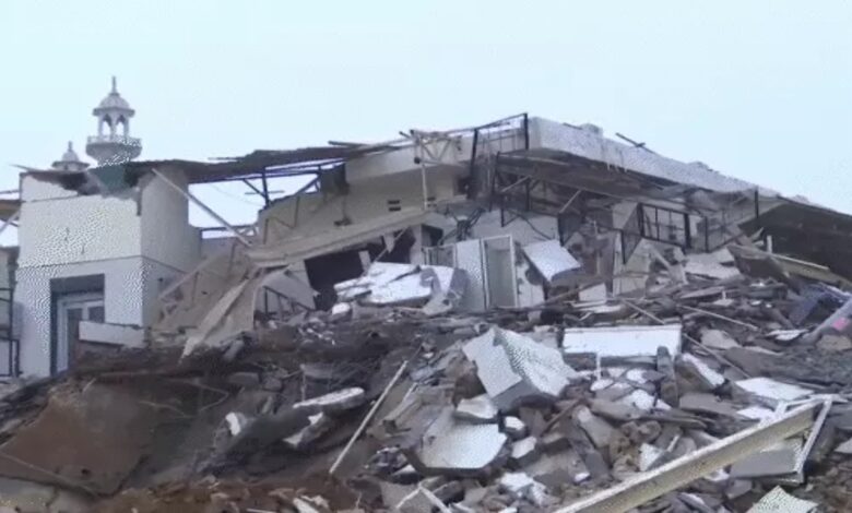 दिल्ली में मस्जिद और कब्रिस्तान से अतिक्रमण हटाने के दौरान पुलिस-MCD टीम पर पत्थरबाजी