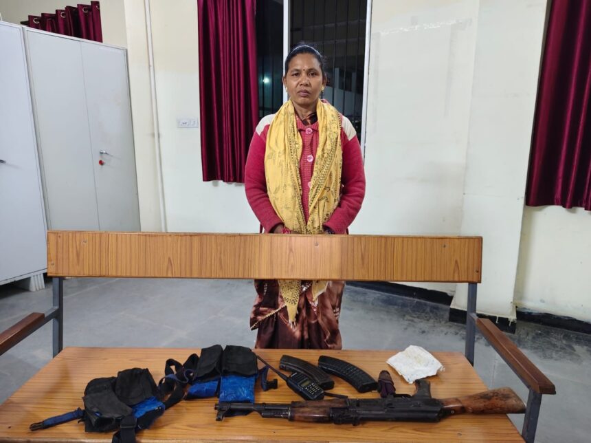 Breaking : लाल आतंक को बड़ा झटका, AK-47 के साथ महिला DVCM नक्सली ने किया सरेंडर