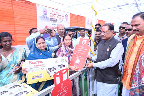 उज्ज्वला गैस, पिंक ई-रिक्शा और गार्बेज रिक्शा वितरण से आत्मनिर्भरता को मिला नया संबल