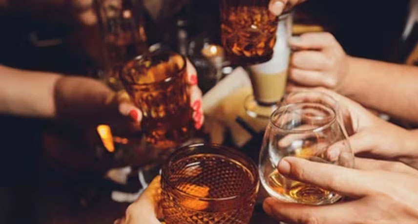 CG – रिसाॅर्ट्स में चल रही थी शराब पार्टी, तभी पहुंची पुलिस, फिर जो हुआ….नजारा देख उड़ गए होश…..