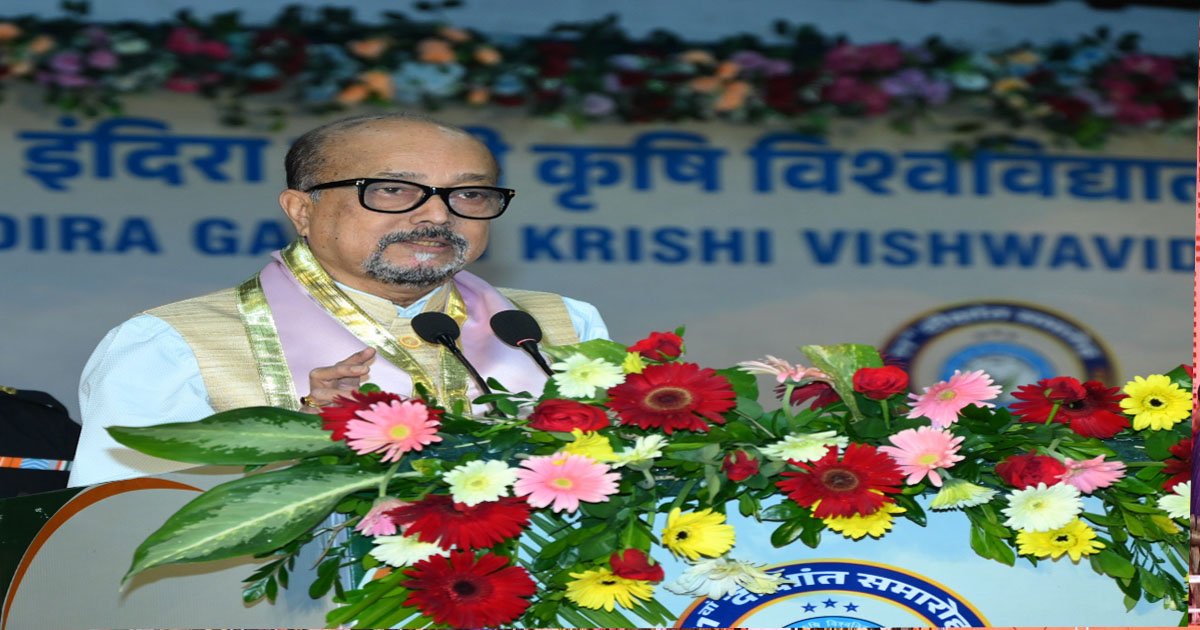 इकोनॉमी के विकास के लिए वैल्यू एडिशन आधारित उत्पादन करना होगा -राज्यपाल डेका’इंदिरा गांधी कृषि विश्वविद्यालय के 11 वें दीक्षांत समारोह मे शामिल हुए राज्यपाल और मुख्यमंत्री’  ’1880 विद्यार्थियों को मिली उपाधि, 13 विद्यार्थियों को स्वर्ण पदक मिले’  रायपुर- छत्तीसगढ़ की लगभग 80 प्रतिशत अर्थव्यवस्था कृषि पर आधारित है। आज भूमि लगातार संकुचित होती जा रही है। अतएव हमें कम जमीन में ज्यादा से ज्यादा उत्पादन के लिए कार्य करना होगा। अर्थव्यवस्था के तेजी से विकास के लिए वैल्यू एडिशन उत्पादन आज की महती आवश्यकता है  यह उद्गार राज्यपाल  रमेन डेका एवं कुलाधिपति इंदिरा गांधी कृषि विश्वविद्यालय रायपुर ने विश्वविद्यालय के 11वें दीक्षांत समारोह में व्यक्त किये। इस अवसर पर मुख्य अतिथि के रूप में मुख्यमंत्री श्री विष्णु देव साय और विशिष्ट अतिथि के रूप में कृषि मंत्री श्री राम विचार नेताम और भारतीय कृषि अनुसंधान संस्थान नई दिल्ली के पूर्व निदेशक और प्रसिद्ध वैज्ञानिक डॉ. अशोक कुमार सिंह उपस्थित थे ।  इंदिरा गांधी कृषि विश्वविद्यालय रायपुर के सभागार में आयोजित भव्य एवं गरिमामय दीक्षांत समारोह में शैक्षणिक वर्ष 2024-25 में उत्तीर्ण छात्र-छात्राओं को पदक एवं उपाधियां वितरित की गई। विभिन्न संकायों में प्रावीण्य सूची में स्थान प्राप्त करने वाले मेधावी विद्यार्थियों को 13 स्वर्ण, 7 रजत एवं 2 कांस्य पदक सहित 128 शोधार्थियों को पी.एच.डी, 518 विधार्थियों को स्नातकोत्तर और 1234 विधार्थियों को स्नातक उपाधि प्रदान की गई।  कार्यक्रम के अध्यक्षीय उद्बोधन में राज्यपाल श्री रमेन डेका ने इन उपाधि और पदक प्राप्त करने वाले सभी विद्यार्थियों को बधाई दी। उन्होंने कहा कि दीक्षांत समारोह छात्र जीवन का एक बहुत बड़ा अवसर होता है। यह केवल डिग्री प्राप्त करने का दिन नही बल्कि भविष्य की शुरूआत का प्रतीक है। जब यह विश्वविद्यालय स्थापित हुआ था तब यहां केवल दो या तीन स्ट्रीम ही उपलब्ध थी। लेकिन समय के साथ शिक्षा और अवसरों का विस्तार हुआ है।  डेका ने कहा कि आज कृषि परिवर्तन के दौर से गुजर रही है। अब यह विज्ञान तकनीकी, नवाचार और उद्यमिता से संचालित हो रही है। विश्वभर में कृत्रिम बुद्धिमत्ता, ड्रोन, उपग्रह मानचित्र, सटीक कृषि जलवायु अनुकूल तकनीक, जैव प्रौद्योगिकी और डेटा विश्लेषण का उपयोग बढ़ रहा है। भारत भी तेजी से इस दिशा में आगे बढ़ रहा है। ड्रोन द्वारा उर्वरक एवं कीटनाशक छिड़काव, डिजिटल उपकरणों से मृदा स्वास्थ्य निगरानी, मोबाइल ऐप द्वारा किसान परामर्श और ई-नाम बाजार ग्रामीण अर्थव्यवस्था को बदल रहे हैं। किसानों और युवाओं को भी आधुनिक और उन्नत खेती की ओर बढ़ना चाहिए। छत्तीसगढ़ को धान का कटोरा कहा जाता है। लेकिन अब हमें बासमती जैसे उच्च गुणवत्ता वाले धान के उत्पादन पर भी ध्यान देना चाहिए। इससे कार्पाेरेट कंपनियों द्वारा खरीद आसान होगी और किसानों को बेहतर लाभ मिल सकेगा। हाइड्रोपोनिक्स और प्राकृतिक खेती के लिए भी भविष्य में बड़ी संभावनाएं है। विद्यार्थियों को भी कृषि के क्षेत्र में आगे बढ़ना चाहिए।  श्री डेका ने कहा कि छत्तीसगढ़ की भूमि और जल संरचना कृषि के लिए अनुकूल है। यहां पानी आसानी से नीचे नहीं जाता जिससे उत्पादन बढ़ाने में सहायता मिलती है। सही तकनीक और सोच के साथ कृषि को और अधिक लाभकारी बनाया जा सकता है।  दीक्षांत समारोह के मुख्य अतिथि मुख्यमंत्री  विष्णु देव साय ने कहा कि कृषि विश्वविद्यालय ने कृषि शिक्षा और अनुसंधान के क्षेत्र में उल्लेखनीय कार्य किया है तथा वैज्ञानिकों द्वारा विकसित नई फसल किस्मों और आधुनिक तकनीकों से किसानों को बड़ा लाभ मिल रहा है। मुख्यमंत्री ने कहा कि प्रदेश सरकार किसानों के हितों को सर्वाेच्च प्राथमिकता देते हुए खेती को आधुनिक, लाभकारी और टिकाऊ बनाने की दिशा में लगातार कार्य कर रही है। धान के साथ-साथ दलहन, तिलहन,फल-सब्जी और मोटे अनाजों के उत्पादन को बढ़ावा दिया जा रहा है। उन्हांेने बताया कि किसानों से 3100 रूपए प्रति क्विंटल की दर से धान खरीदी, सिंचाई परियोजनाओं के विस्तार, कृषि उपकरणों की उपलब्धता तथा मुफ्त बिजली जैसी योजनाओं से किसानों की आर्थिक स्थिति मजबूत हुई है। उन्होंने विद्यार्थियों से ड्रोन, एआई और डिजिटल तकनीकों को खेती से जोड़कर किसानों और वैज्ञानिकों के बीच सेतु बनने का आव्हान किया।  कृषि मंत्री रामविचार नेताम ने कहा कि प्रदेश में कृषि को बढ़ावा देने के लिए अनेक नवाचार किए जा रहे है। उन्होंने कहा कि छत्तीसगढ़ में धान की सबसे ज्यादा प्रजातियां है। सुगन्धित धान के लिए हमारा राज्य जाना जाता है। फल, फूल और मसाले की भी अपार संभावनाएं यहां है। उन्होंने विद्यार्थियों से शोध और नवाचार के क्षेत्र में आगे आने का आग्रह करते हुए कहा कि विद्यार्थियों के ज्ञान का लाभ छत्तीसगढ़ को मिले  समारोह में दीक्षांत भाषण डॉ. अशोक कुमार सिंह ने दिया। विश्वविद्यालय के कुलपति डॉ. गिरीश चंदेल ने दीक्षांत प्रतिवेदन प्रस्तुत किया उन्होंने विश्वविद्यालय की गतिविधियों एवं उपलब्धियों पर विस्तृत प्रकाश डाला। साथ ही उपाधि प्राप्त करने वाले विद्यार्थियों को दीक्षा उपदेश दिया। आभार प्रदर्शन कुलसचिव द्वारा किया गया। दीक्षांत समारोह में क्षेत्र के विधायक पद्मश्री अनुज शर्मा, विभिन्न विश्वविद्यालय के कुलपति, विश्वविद्यालय के प्रबंध मण्डल, विद्या परिषद तथा प्रशासनिक परिषद के सदस्यगण, प्राध्यापक, वैज्ञानिक, विश्वविद्यालय के अधिकारी, उपाधि तथा पदक प्राप्त करने वाले विद्यार्थी तथा उनके पालकगण उपस्थित थे