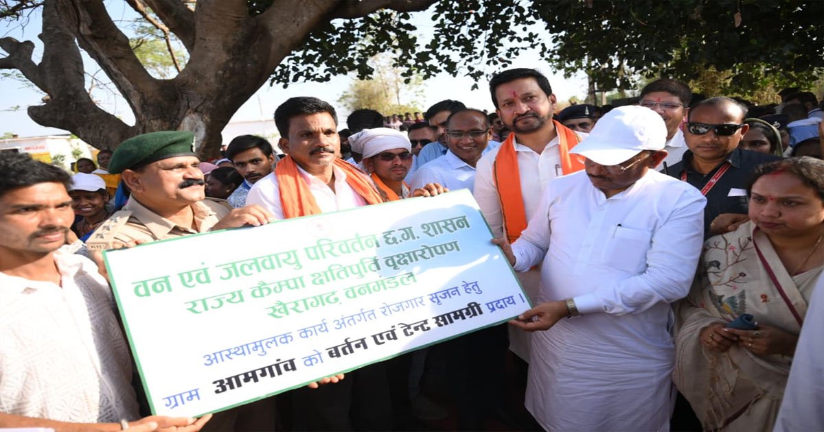 सुशासन तिहार : मुख्यमंत्री साय ने समाज प्रमुख को सौंपा टेंट एवं बर्तन सामग्री, ग्राम आमगांव में बढ़ेगा रोजगार