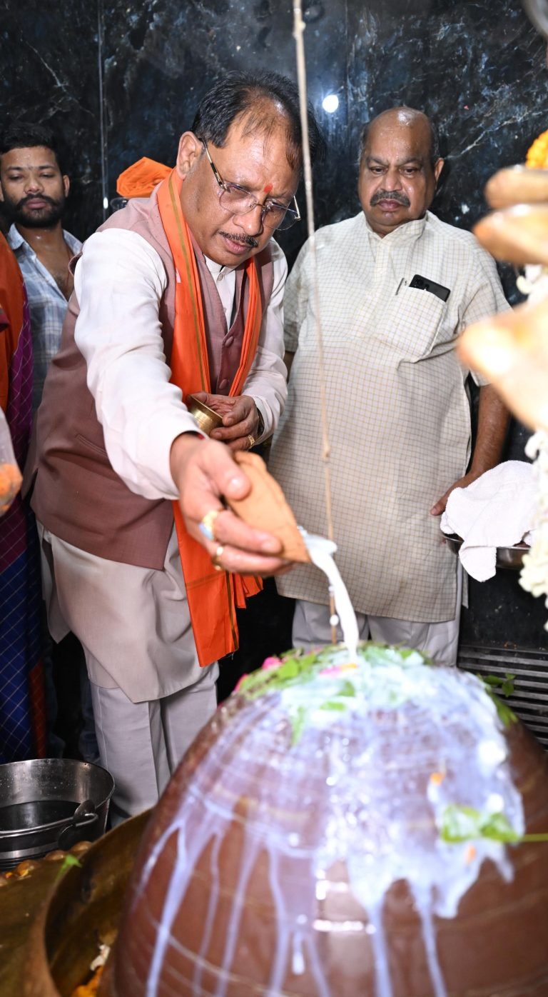मुख्यमंत्री ने हाटकेश्वर महादेव मंदिर में पूजा-अर्चना कर प्रदेशवासियों के सुख समृद्धि की कामना की