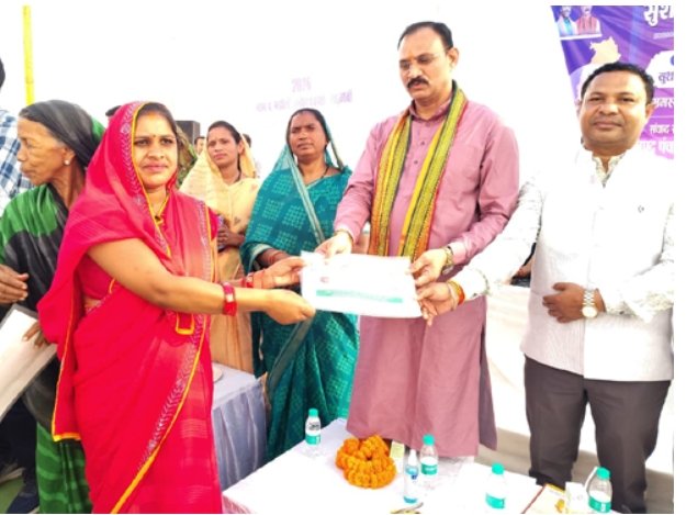 मझौली शिविर में सविता को मौके पर मिला आयुष्मान कार्ड, ग्रामीणों की समस्याओं का हुआ त्वरित निराकरण